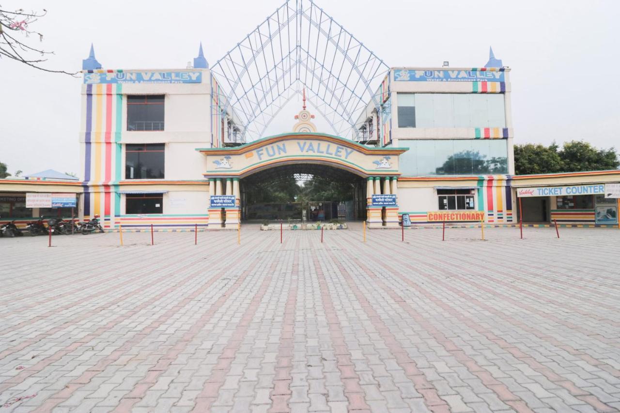 Oyo 19862 The Fun Valley Doiwala Exterior photo